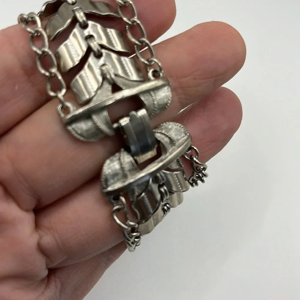 VINTAGE CORO PEGASUS SIGNED SILVER TONE LINK BRACELET